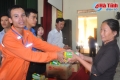 Điện lực TP Hà Tĩnh tặng bóng đèn tiết kiệm điện cho hộ nghèo
