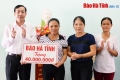 Tổng Biên tập Nghiêm Sỹ Đống và Phó TBT Bùi Thị Minh huệ trao 40 triệu đồng hỗ trợ Trường Mầm non Ích Hậu xây dựng cơ sở vật chất.