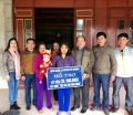 LĐLĐ huyện trao 20 triệu đồng cho gia đình chị Võ Thị Bình - đoàn viên Công đoàn UBND xã Hương Thọ làm nhà ở