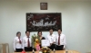 Đồng chí Trần Huy Oánh, Phó Giám đốc Sở Nông nghiệp và PTNT tặng quà cho Ngân hàng Nông nghiệp và PTNT Hà Tĩnh
