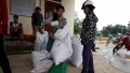 Người dân Thôn 4 xã Đức Bồng đến nhận gạo tại nhà văn hóa thôn