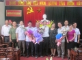Bộ Trưởng Bộ Tài nguyên và Môi trường Nguyễn Quang Minh tặng hoa chúc mừng Đảng bộ và nhân dân huyện Vũ Quang nhân dịp tổ chức thành công Đại hội đại biểu lần thứ 4.
