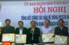Phó Chủ tịch UBND tỉnh Hà Tĩnh Lê Đình Sơn trao bằng khen cho các cá nhân