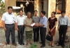 UBMTTQ TX và phường Nam Hồng trao tiền hỗ trợ cho gia đình ông Trần văn Tam