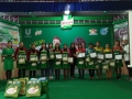 Ban tổ chức trao giải và phần thưởng cho các thành viên tham gia Ngày hội “Cơm ngon- Con khỏe”
