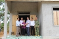 UBMTTQ huyện Vũ Quang trao tiền hổ trợ xây dựng nhà ở cho bà Nguyễn Thị Tứ ở xã Đức Hương