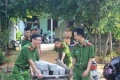 Cán bộ, chiến sỹ Công an huyện giúp nhân dân xã  Thạch Đài xây dựng vườn mẫu