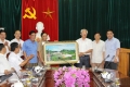 Đại diện lãnh đạo huyện Cao Phong tặng bức tranh phong cảnh Hồ Hoà Bình cho huyện Vũ Quang