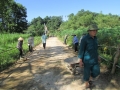 Bà con nhân dân thôn Quang Thành dọn vệ sinh môi trường