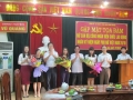 Lãnh đạo Đảng ủy, công đoàn cơ quan UBND huyện Vũ Quang tặng hoa chúc mừng Hội LHPN cơ quan UBND huyện