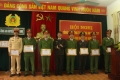 Thượng tá Nguyễn Thanh Liêm – Phó Giám đốc Công an tỉnh trao giấy khen cho tập thể, cá nhân thuộc lực lượng Công an huyện Vũ Quang vì đã có thành tích xuất sắc trong thực hiện nhiệm vụ năm 2017