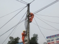 Điện lực Vũ Quang huy động lực lượng đẩy nhanh tiến độ chỉnh trang lưới điện ở khu vực thị trấn Vũ Quang