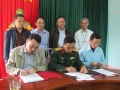 Đại diện Ban chỉ huy quân sự huyện ký cam kết đỡ đầu giúp thôn 2 Bồng Giang xã Đức Giang xây dựng NTM