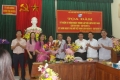 : Lãnh đạo Hội LHPN tỉnh, lãnh đạo huyện nhà tặng hoa chúc mừng cán bộ hội viên Hội LHPN huyện Vũ Quang