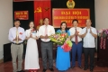 Lãnh đạo LĐLĐ huyện, Bí thư Chi bộ Đài tặng hoa chúc mừng BCH khoá mới
