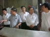 Chủ tịch UBND tỉnh Võ Kim Cự cùng đoàn iểm tra mô hình bán bún tại xã Gia Phố
