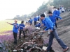 ĐVTN huyện Nghi Xuân làm vệ sinh môi trường dọc tuyến đường 1A đoạn đi qua địa bàn huyện.