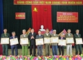 PBT Huyện ủy, Chủ tịch HĐND huyện Đặng Trần Phong trao huy hiệu Đảng cho các đảng viên