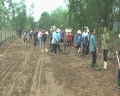Nhân dân trong tổ dân phố 6 - Thị trấn đã tự nguyện hiến hơn 800m2 đất, gần 900 m tường rào để mở rộng các tuyến đường