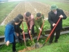 Ông Thiều Đình Duy, Phó Chủ tịch HĐND tỉnh, Trần Huy Oánh, Phó Giám đốc Sở NN&PTNT  tham gia trồng cây tại xã Tùng Ảnh