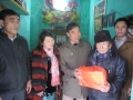 Lãnh đạo huyện Vũ Quang tặng quà cho đối tượng chính sách tại xã Đức Hương