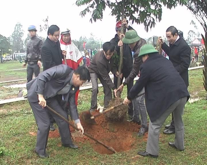 Lãnh đạo huyện Kỳ Anh trồng cây tại nghĩa trang huyện
