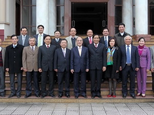 Chủ tịch Quốc hội Nguyễn Sinh Hùng chụp ảnh với các cán bộ chủ chốt tỉnh Hà Tĩnh.