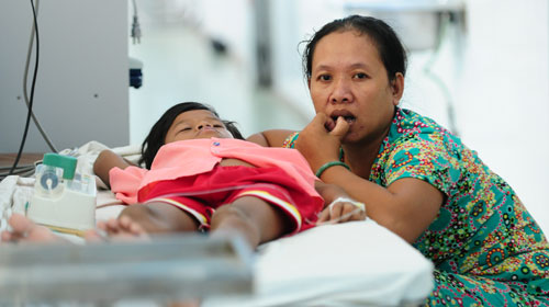 Một bệnh nhi phải nằm truyền dịch ở hành lang khoa nhiễm Bệnh viện Nhi Đồng 1, TP.HCM -
