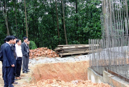 Phó Chủ tịch UBND tỉnh Lê Đình Sơn cùng đoàn công tác kiểm tra tiến độ xây dựng nhà máy nước sạch