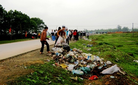 ĐVTN huyện Thạch Hà ra quân làm vệ sinh môi trường