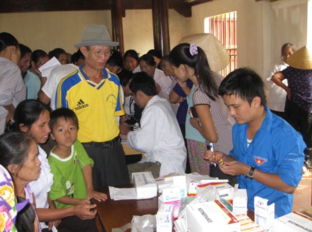 Cấp thuốc miễn phí cho người nghèo, gia đình chính sách xã Hương Thuỷ huyện Hương Khê