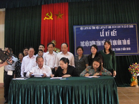Các đại biểu chứng kiến lễ ký kết đỡ đầu giữa Hội Liên hiệp Phụ nữ và xã Kỳ Châu