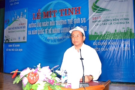 Ông Lê Đình Sơn, Phó Chủ tịch UBND tỉnh hà Tĩnh phát biểu tại lễ mit tinh