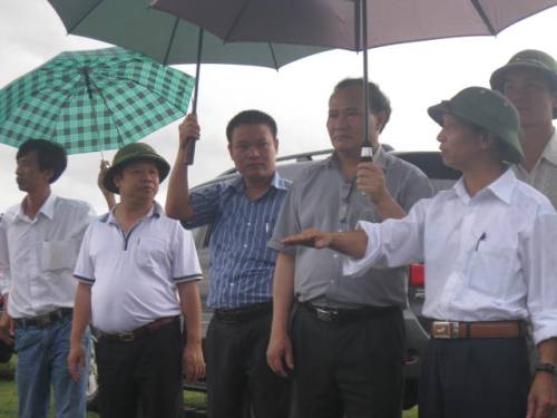 Thứ trưởng Hoàng Văn Thắng (thứ 4 từ trái sang) đến kiểm tra Cống ngăn mặn, giữ ngọt và thoát lũ