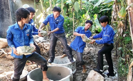 Tuổi trẻ Can Lộc ra quân đợt 2 giúp dân di dời, xây dựng chuồng trại và công trình vệ sinh hộ gia đình