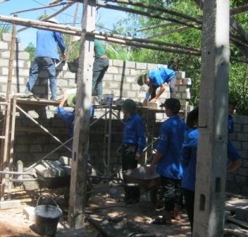  Đoàn viên tham gia xây dựng, cải tạo, di dời chuồng trại, công trình vệ sinh