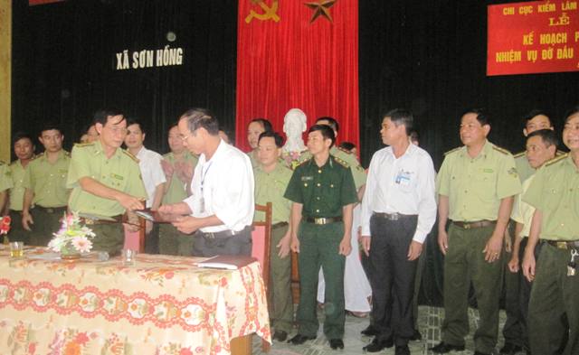 Chi cục Kiểm lâm Hà Tĩnh ký kết đỡ đầu xã Sơn Hồng Xây dựng NTM