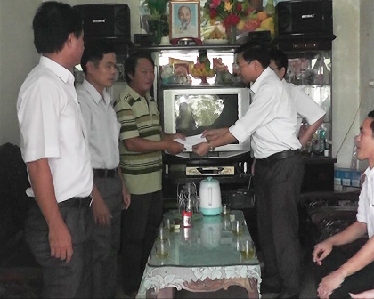 UBND huyện Lộc Hà hỗ trợ 5 triệu đồng cho ngư dân bị nạn ở Thạch Kim