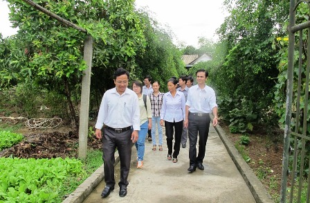 Các đại biểu khảo sát khu dân cư mẫu tại thôn Tân An, xã Cẩm Bình