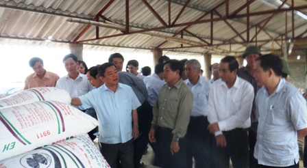 Đồng chí Võ Kim Cự, Chủ tịch UBND tỉnh cùng đoàn công tác kiểm tra mô hình chăn nuôi bò tại HTX dịch vụ Tân Thành xã Kỳ Tân