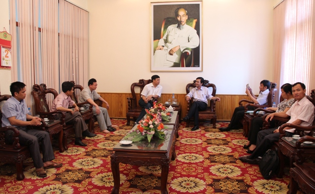 Đồng chí Vũ Nam Tiến, Giám đốc Sở Nông nghiệp&PTNT tỉnh Ninh Bình trao đổi kinh nghiệm xây dựng NTM với Đoàn