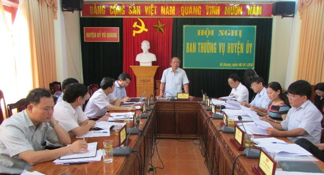 Đ/c Phạm Hữu Bình, Bí thư Huyện ủy, Chủ tịch HĐND huyện chủ trì cuộc họp