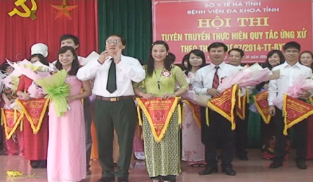 Bác sỹ Nguyễn Viết Đồng, Giám đốc bệnh viện đa khoa tỉnh trao giải nhất cho Khoa Ngoại tiêu hoá