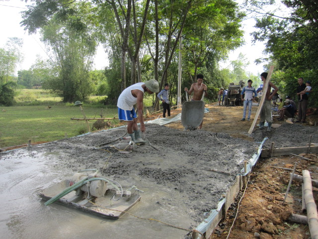 Làm đường bê tông tại xã Đức Bồng