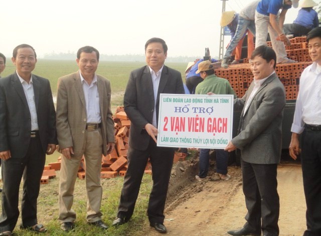 LĐLĐ tỉnh Hà Tĩnh kêu gọi các Doanh nghiệp hỗ trợ xã Cẩm Yên, huyện Cẩm Xuyên 2 vạn viên gạch xây dựng kênh mương nội đồng