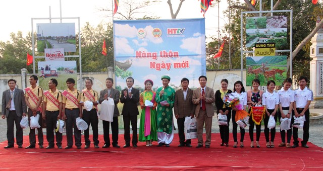 Ban tổ chức trao giải nhất cho đội Thuần Thiện và giải nhì cho đội Tùng Lộc