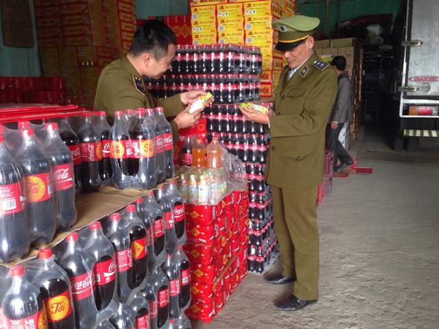 Đoàn kiểm tra liên ngành thị xã Hồng Lĩnh kiểm tra các mặt hàng phục vụ Tết nguyên đán