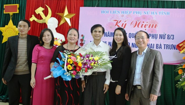 Lãnh đạo Văn phòng Điều phối NTM tỉnh tặng hoa chúc mừng cán bộ, hội viên Hội Liên hiệp Phụ nữ Hà Tĩnh