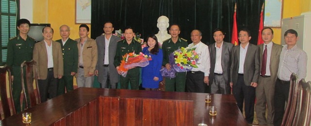 Lãnh đạo Huyện ủy, HĐND, UBND, UBMTTQ huyện Vũ Quang tặng hoa chúc mừng Đồn Biên phòng Hương Quang