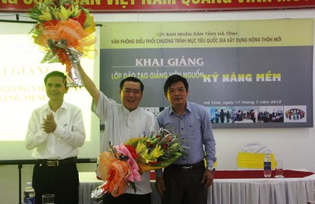 Đại diện BTC lớp đào tạo tặng hoa cho Tiến sỹ Mộc Quế - Viện trưởng Viện Khoa học và Quản trị kinh doanh TP Hồ Chí Minh
